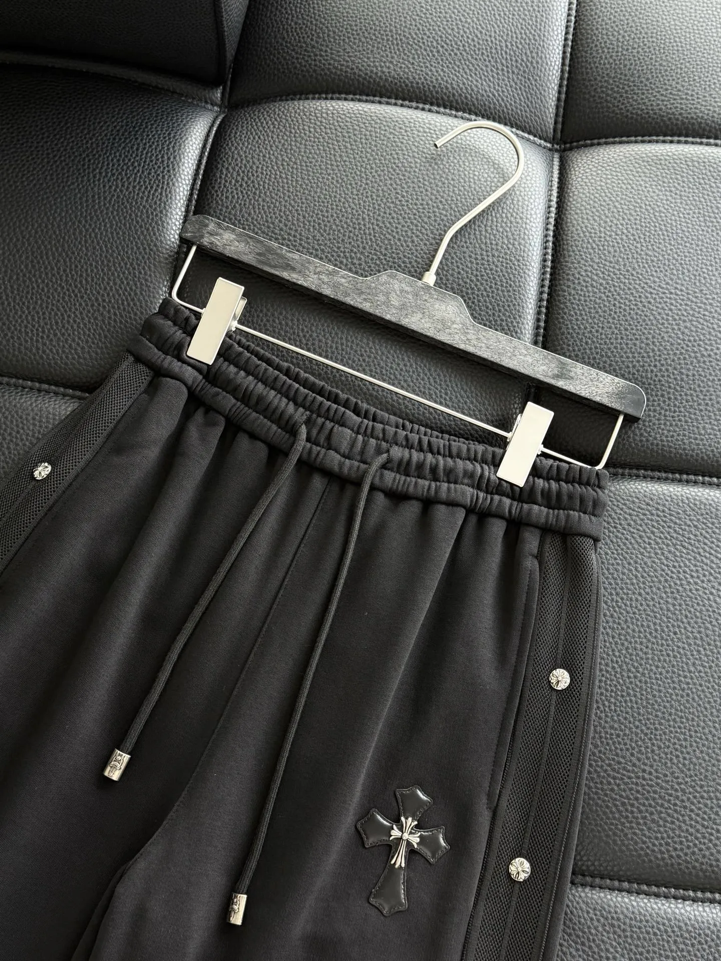 P506 💰 Chrome Chrome Heart with leather casual cotton trousers, new original cross with leather casual cotton trousers, vibe style niche high-waisted straight slim trousers. Chrome Heart’s classic cross is expressed in the form of a label, and the customized hardware does not have a bit of a rustic feel. It is luxurious without losing its connotation. The fit is perfect, super soft and skin-friendly after washing, and the whole pair of pants has a cross design. Built by top heavy industry, this is a magic weapon you can’t miss!男女同款，小红书同款。  颜色:黑色 码数:m~3x 款号:3738